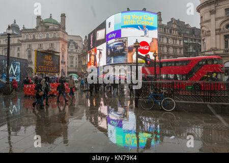 Piccadilly Circus im Regen, London, UK Stockfoto