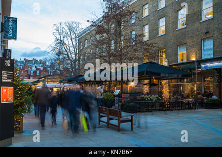 LONDON, Großbritannien - 09 Dezember, 2017: Weihnachtsbeleuchtung Dekorationen auf Herzog von York Square von der eleganten King's Road in Chelsea, London, die aus Stockfoto