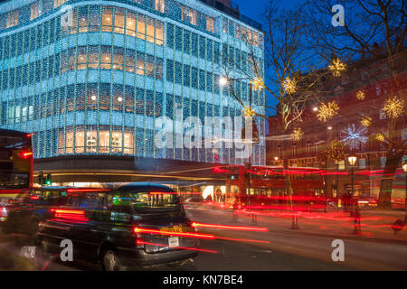 LONDON, Großbritannien - 09 Dezember, 2017: Blick von Peter Jones Store, denkmalgeschützte Kaufhaus von Reginald Uren im Jahr 1936 konzipiert und Weihnachten decoratio Stockfoto