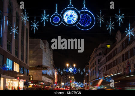 LONDON, Großbritannien - 09 Dezember, 2017: Christmas street Dekorationen auf der Faser - eine hauptdurchgangsstraße in Westminster und die wichtigste Verbindung zwischen Stockfoto