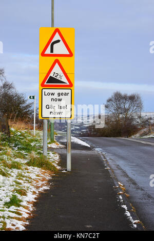 Zweisprachige steilen Hügel Schild oben Caerphilly Berg in South Wales, nach den ersten Schnee des Winters 2017. Stockfoto