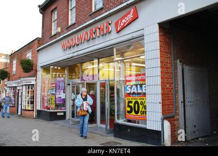 Von außen ein Zweig der Woolworths store Kette in Tenterden in Kent, England am 10. Dezember 2008. Stockfoto