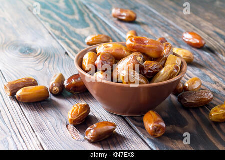 Mischung aus getrockneten Früchten und Nüssen auf einer hölzernen Hintergrund. Das Konzept der jüdische Feiertag Tu Bishvat. Stockfoto