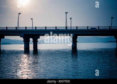 Blick von der Brücke in den Fluss, in Wuxi City, Zhejiang Province, China. Stockfoto