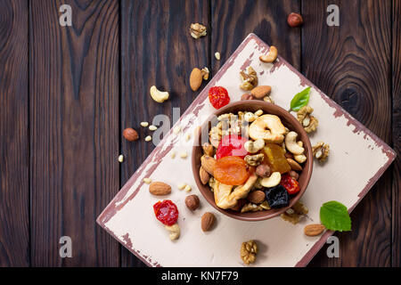 Mischung aus getrockneten Früchten und Nüssen auf einer hölzernen Hintergrund. Das Konzept der jüdische Feiertag Tu Bishvat. Stockfoto