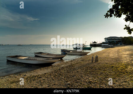 Tauchboote auf der Insel Malapascua Stockfoto