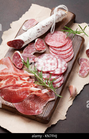 Salami, Schinken, Wurst, Schinken, Speck. Fleisch Antipasti Teller am Tisch aus Stein Stockfoto