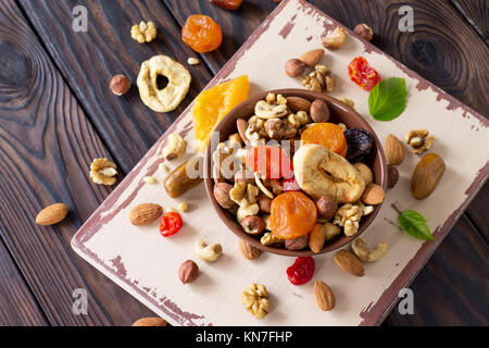 Mischung aus getrockneten Früchten und Nüssen auf einer hölzernen Hintergrund. Das Konzept der jüdische Feiertag Tu Bishvat. Stockfoto