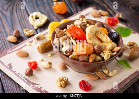 Mischung aus getrockneten Früchten und Nüssen auf einer hölzernen Hintergrund. Das Konzept der jüdische Feiertag Tu Bishvat. Stockfoto