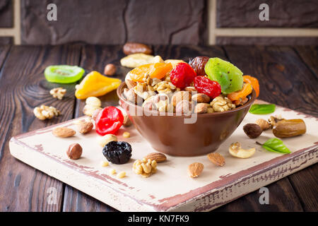 Mischung aus getrockneten Früchten und Nüssen auf einer hölzernen Hintergrund. Das Konzept der jüdische Feiertag Tu Bishvat. Stockfoto