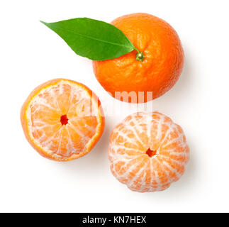 Ganze Mandarine mit Blatt und Geschälte Mandarine auf weißem Hintergrund. Ansicht von oben Stockfoto