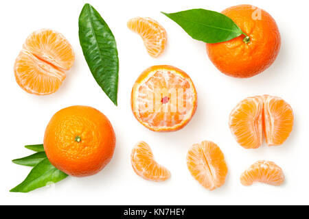 Mandarinen, Mandarine, Clementine mit Blättern auf weißem Hintergrund. Ansicht von oben Stockfoto