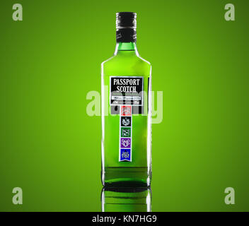 Reisepass Scotch Blended Whisky Flasche, voll und ganz neue, auf einer tiefen grünen Hintergrund isoliert, mit Reflektion Stockfoto