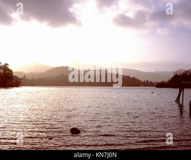 Ein Blick über Derwent Water in Richtung Causey Hecht und Grisedale Pike Grasmoor und Hopegill Head in der Nähe von Keswick The Lake District Cumbria England Stockfoto