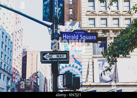 NEW YORK, USA - 7. September 2017: Herald Square street sign und Gebäude in Manhattan, New York Stockfoto