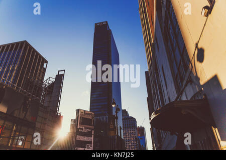 NEW YORK, USA - 7. September 2017: Sunflare zwischen Wolkenkratzern in Midtown Manhattan in der Dämmerung Stockfoto