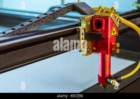 Laserschneidanlage dünne Materialien schneiden Kopf Strahl Leerlauf. Öffnen Sie im Roten Körper Metall Industrie professionelle Produktion Blatt Stockfoto