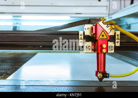 Laserschneidanlage dünne Materialien schneiden Kopf Strahl Leerlauf. Öffnen Sie im Roten Körper Metall Industrie professionelle Produktion Blatt Stockfoto