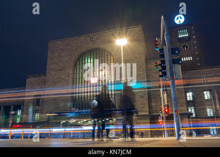 Stuttgart Hauptbahnhof nebligen Winter Nacht Langzeitbelichtung Baden-Württemberg Hauptstadt Deutschland Architektur Stockfoto
