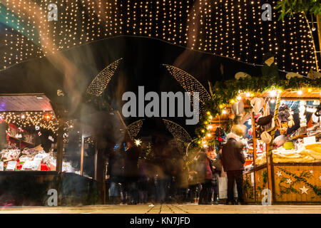 Deutscher Weihnachtsmarkt lange Belichtung Leute, Draußen steht Nacht am Nachmittag Stockfoto