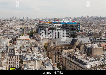 Centre Georges Pompidou und Église Saint-Merri, Paris, Frankreich. Stockfoto