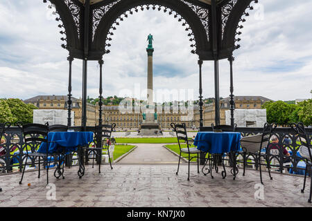 Stuttgart Schlossplatz Jubiläumssäule von Gazebo bedeckt stürmischen Grau bewölkt Wetter Stockfoto