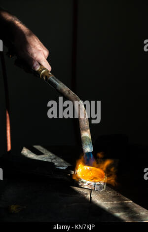 Metallbearbeitung bei der traditionellen Silberschmied Schule in Stemnitsa Dorf, in Peloponnes, Griechenland. Stockfoto