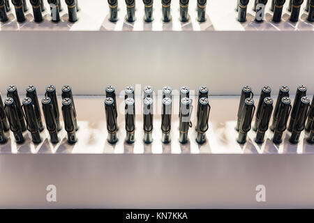 Stiftabdeckungen Anzeige mehrere Weiße Moderne Kunst Rack Paket Fancy Stockfoto