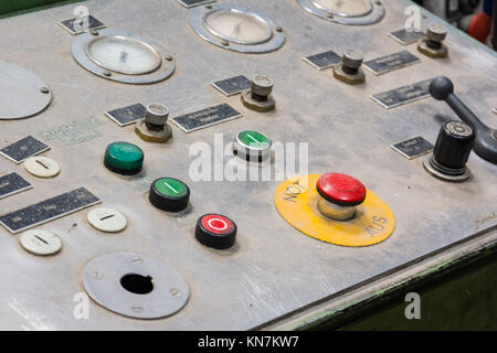 Not-aus-Taster Control Panel Industrie Tasten Viele gelber Kreis Stockfoto