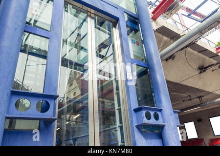U-Bahn Station Aufzug aus Glas Türen geschlossen Warten, die Perspektive der modernen Architektur Stadt Stockfoto