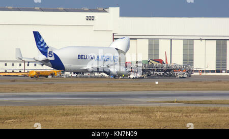 HAMBURG, DEUTSCHLAND - 7. März, 2014: Entladen der Flugzeuge Beluga in Flughafen Finkenwerder. Jeden Tag dieses Flugzeug bringt Flugzeugteile aus Toulouse, Frankreich, zu Airbus Werk zur weiteren Montage der Spritzdüsen Stockfoto