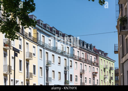 Rainbow bunte Häuser typischen europäischen Architektur Farben Stadt Wohngebäude Stockfoto