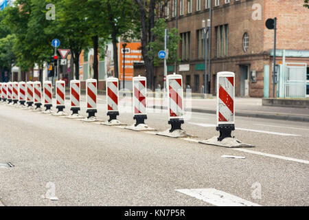 Lane Trennung Anzeichen Straße im Freien Stadt Umwelt Grunge Stockfoto