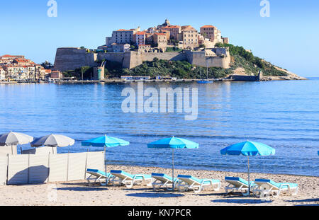 Strand von Calvi und die Zitadelle von Calvi, Korsika Stockfoto