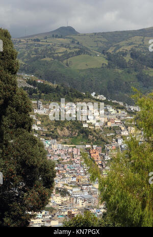 Blick auf Quito von der Jungfrau von Quito auf der Spitze des Hügels oberhalb von Quito namens El Panecillo. Quito, Ecuador. Stockfoto