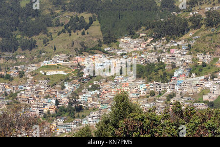 Blick auf Quito von der Jungfrau von Quito auf der Spitze des Hügels oberhalb von Quito namens El Panecillo. Quito, Ecuador. Stockfoto