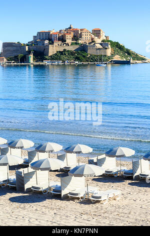 Strand von Calvi und die Zitadelle von Calvi, Korsika Stockfoto