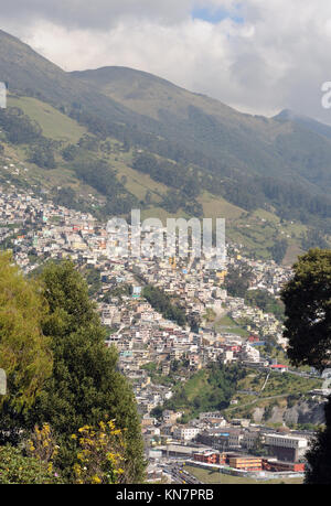 Blick auf Quito von der Jungfrau von Quito auf der Spitze des Hügels oberhalb von Quito namens El Panecillo. Quito, Ecuador. Stockfoto