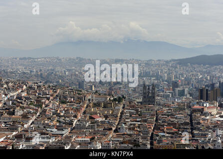 Blick auf Quito von der Jungfrau von Quito auf der Spitze des Hügels oberhalb von Quito namens El Panecillo. Quito, Ecuador. Stockfoto