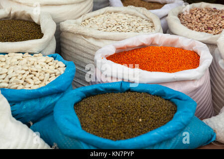 Säcke voller Hülsenfrüchte, in einem offenen Markt in Vytina, Arcadia region, Peloponnes, Griechenland. Stockfoto