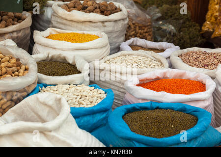 Säcke voller Hülsenfrüchte, in einem offenen Markt in Vytina, Arcadia region, Peloponnes, Griechenland. Stockfoto