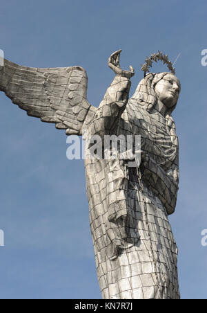 Detail der riesigen Aluminium abgedeckt Statue der Jungfrau von Quito. Die Statue befindet sich oben auf dem Hügel über Quito El Panecillo gelegen. Es war Stockfoto