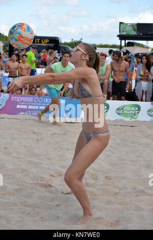 MIAMI BEACH, FL - Februar 08: Sports Illustrated Modell Nina Agdal Uhren Modelle spielen, Beach Volleyball am 8. Februar in Miami Beach, Florida, 2015. Personen: Atmosphäre Stockfoto