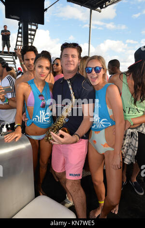 MIAMI BEACH, FL - Februar 08: Sports Illustrated Modell Nina Agdal Uhren Modelle spielen, Beach Volleyball am 8. Februar in Miami Beach, Florida, 2015. Personen: Atmosphäre Stockfoto