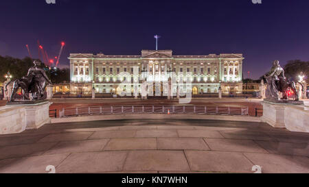 London, November 13: Nachtansicht der berühmten Buckingham Palace am 13.November, 2015 in London, Vereinigtes Königreich Stockfoto