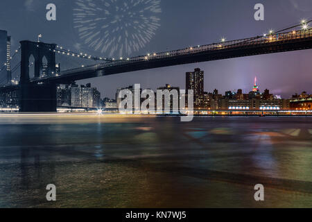 Erstaunlich, funkelnden Feuerwerk Brooklyn Bridge bei Sonnenuntergang von der Brooklyn Bridge Park in New York City gesehen. Stockfoto