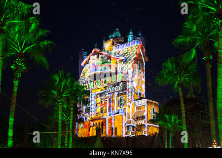 Sunset Weihnachtsgrüße, Turm des Terrors, Disney's Hollywood Studios, Orlando, Florida Stockfoto