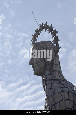 Detail der riesigen Aluminium abgedeckt Statue der Jungfrau von Quito. Die Statue befindet sich oben auf dem Hügel über Quito El Panecillo gelegen. Es war Stockfoto