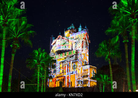 Sunset Weihnachtsgrüße, Turm des Terrors, Disney's Hollywood Studios, Orlando, Florida Stockfoto