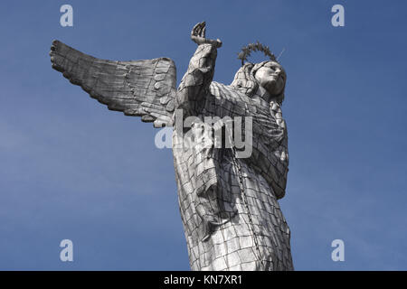 Detail der riesigen Aluminium abgedeckt Statue der Jungfrau von Quito. Die Statue befindet sich oben auf dem Hügel über Quito El Panecillo gelegen. Es war Stockfoto